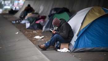 Manuel Heredia, un mozo de almacén que vive en la calle pese a cobrar 1.200 euros: “Prefiero poder comer que estar en una habitación y no hacerlo”