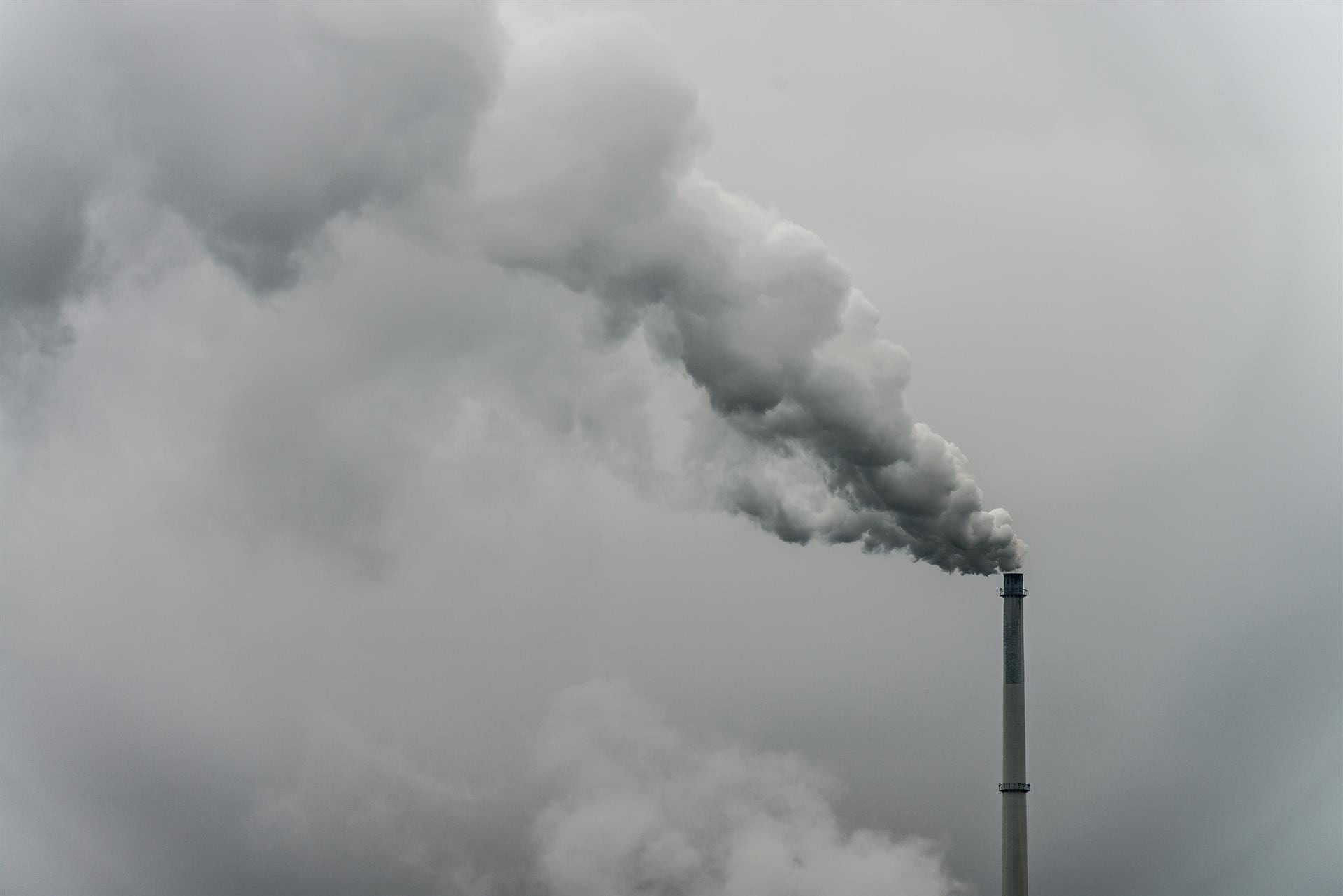 ¿Cómo se implementan los mercados de carbono en Costa Rica y qué riesgos existen?