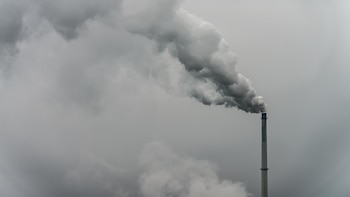 ¿Cómo se implementan los mercados de carbono en Costa Rica y qué riesgos existen?