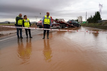 La alcaldesa de Cartagena acude a Cruce de Las Cañas para conocer estado de carreteras