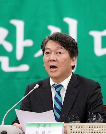 Ahn Cheol-soo, que fue candidato a las presidenciales en Corea del Sur de 2017, anunció hoy que se postulará a las elecciones que se celebrarán en abril del año próximo para elegir al nuevo alcalde de Seúl. EFE/YONHAP/Archivo