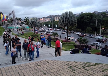 Venezolanos en Caracas buscan refugio a cielo abierto tras los terremotos que sacudieron el país el miércoles por la noche. (EP)