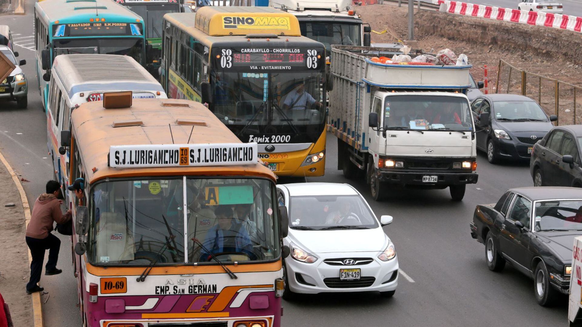 Con datos en tiempo real, los dateros permiten a los transportistas ajustar sus movimientos para captar más pasajeros, influyendo directamente en la dinámica del tráfico diario. (Andina)