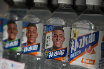 Botellas con bebidas de Dongpeng con la imagen de Kylian Mbappé en un supermercado de Beijing. (AP Foto/Andy Wong)