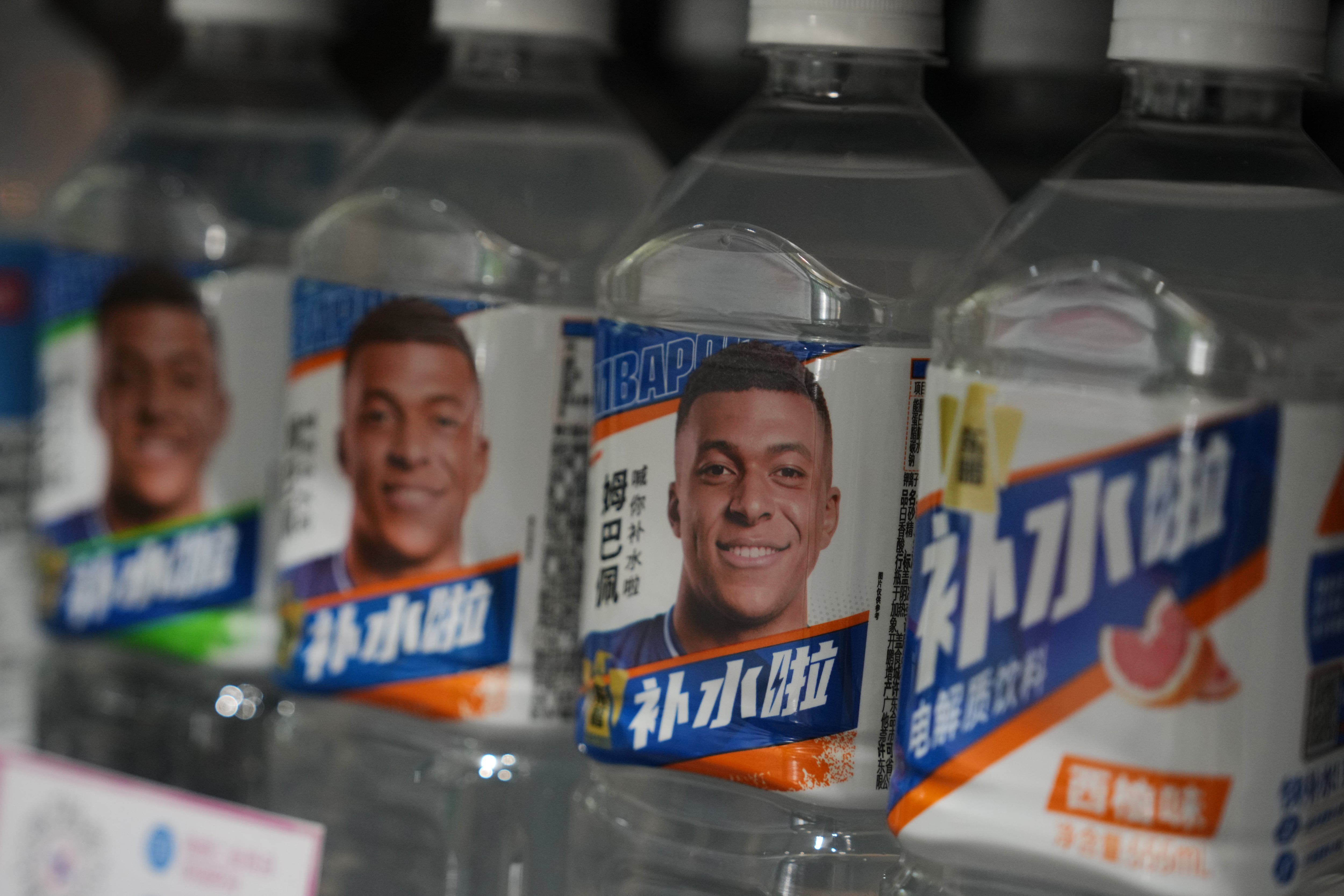 Botellas con bebidas de Dongpeng con la imagen de Kylian Mbappé en un supermercado de Beijing. (AP Foto/Andy Wong)