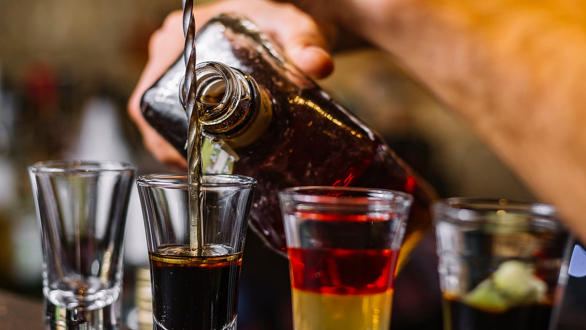 El consumo de alcohol favorece la hipertensión, la enfermedad coronaria y la diabetes tipo 2, aumentando la inflamación y el daño arterial/Archivo Freepik