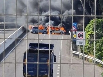 Los atacantes incendiaron varios autos