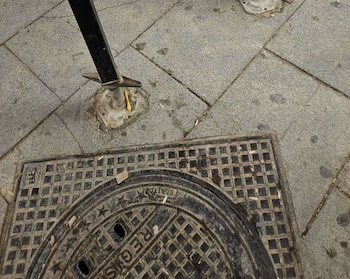 Un apoyo instalado a escasos centímetros de una tapa de alcantarilla. (Infobae)