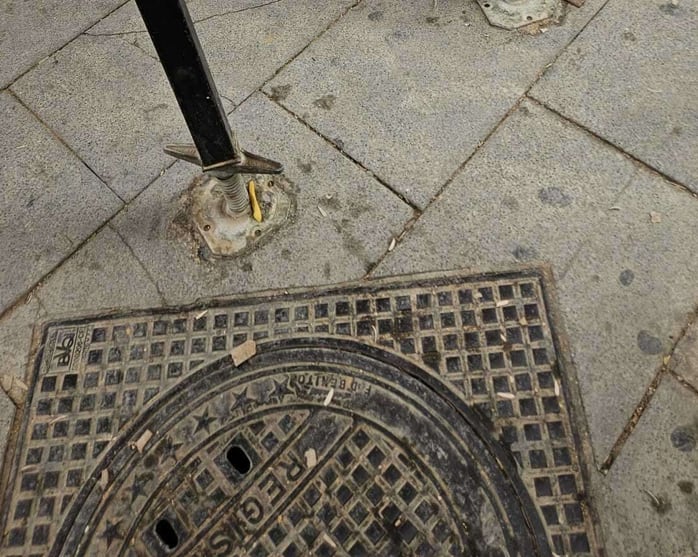 Un apoyo instalado a escasos centímetros de una tapa de alcantarilla. (Infobae)