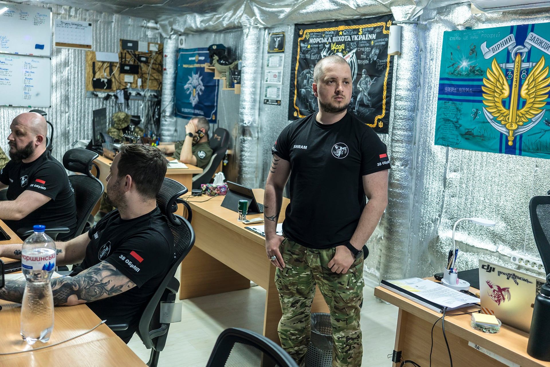 Vladyslav Tovstyi, a la derecha, comandante de un batallón de drones ucraniano, se encuentra en un puesto de mando el 7 de mayo. (Brendan Hoffman/Para The Washington Post)