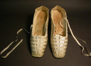 Los zapatos de satén blanco