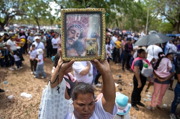 NICARAGUA, 03/04/2026.- Una mujer participa en el viacrusis de Semana Santa este viernes, en la catedral de Managua (Nicaragua). EFE/ STR