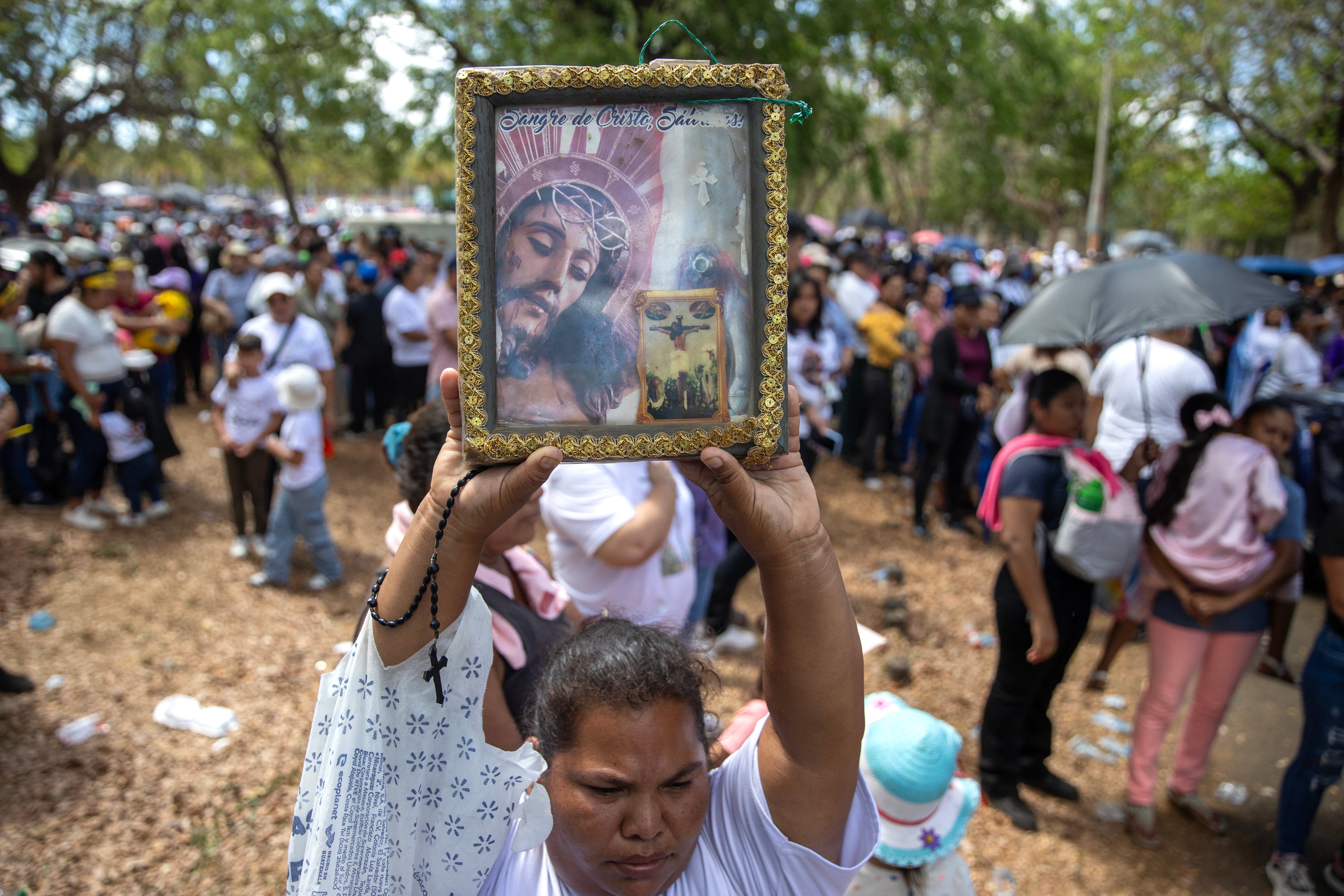 NICARAGUA, 03/04/2026.- Una mujer participa en el viacrusis de Semana Santa este viernes, en la catedral de Managua (Nicaragua). EFE/ STR