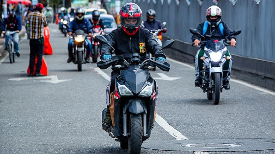 Motociclistas deben respetar los horarios del pico y placa para evitar multas y garantizar seguridad vial. - crédito Alcaldía de Bogotá