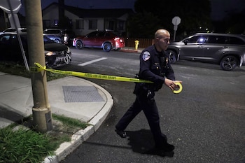 Las autoridades identificaron robos en el condado de San Bernardino - crédito Ethan Swope/AP
