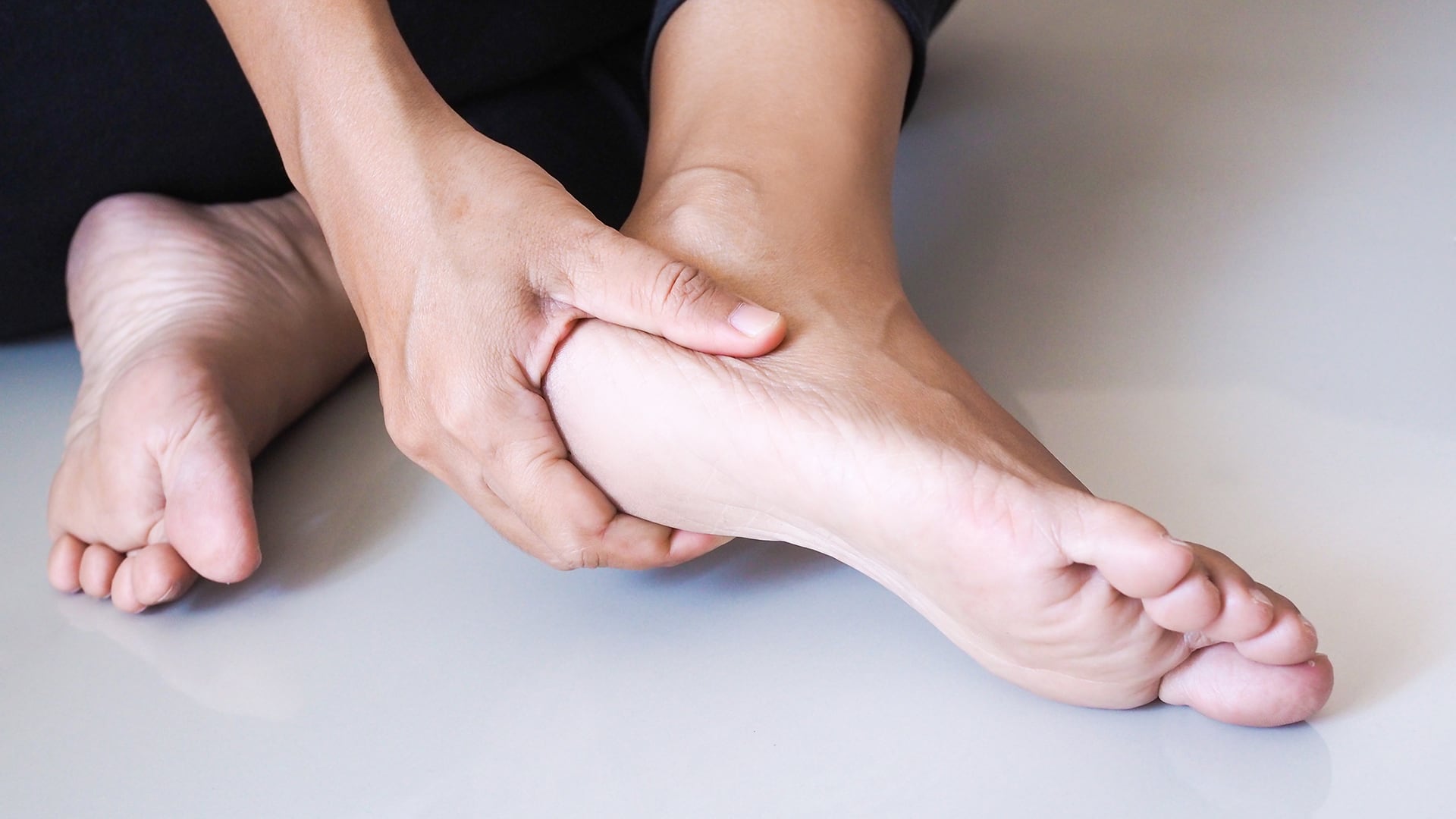 La fascia plantar une los 26 huesos del pie, aporta estabilidad a las articulaciones y contribuye al mantenimiento del arco plantar (Freepik)