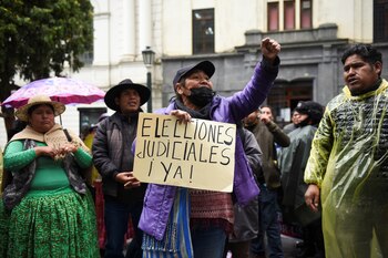 Protesta para exigir la convocatoria a elecciones judiciales, el 2 de febrero de 2024 en La Paz, Bolivia. REUTERS/Claudia Morales