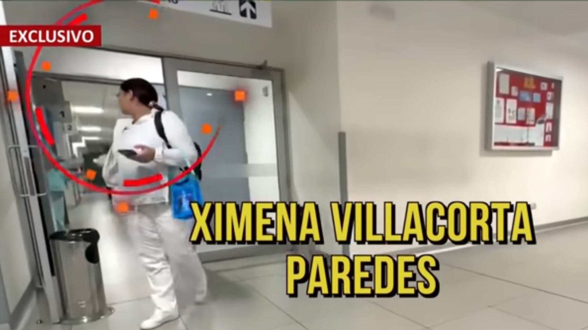 Ximena Villacorta Paredes, médico residente y capitán de la PNP, saliendo del Hospital de la Policía antes de las 2:00 p. m. Captura: Panorama