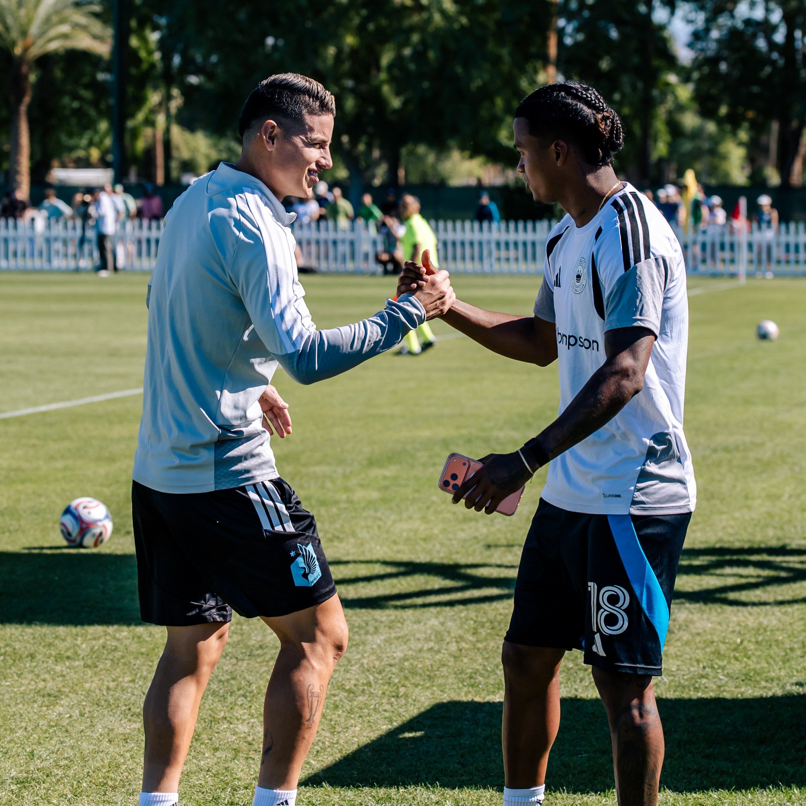 James Rodríguez saludó a Kerwin Vargas en el partido del Minnesota FC vs. Charlotte FC - crédito Charlotte FC