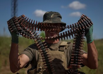 Un militar ucraniano participa en