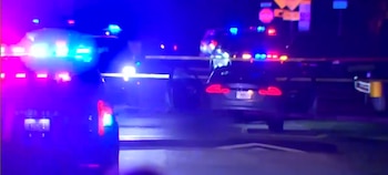 La policía acordonó el sitio y recolectó pruebas mientras los agentes documentaban la escena. Foto: Local 10 News.