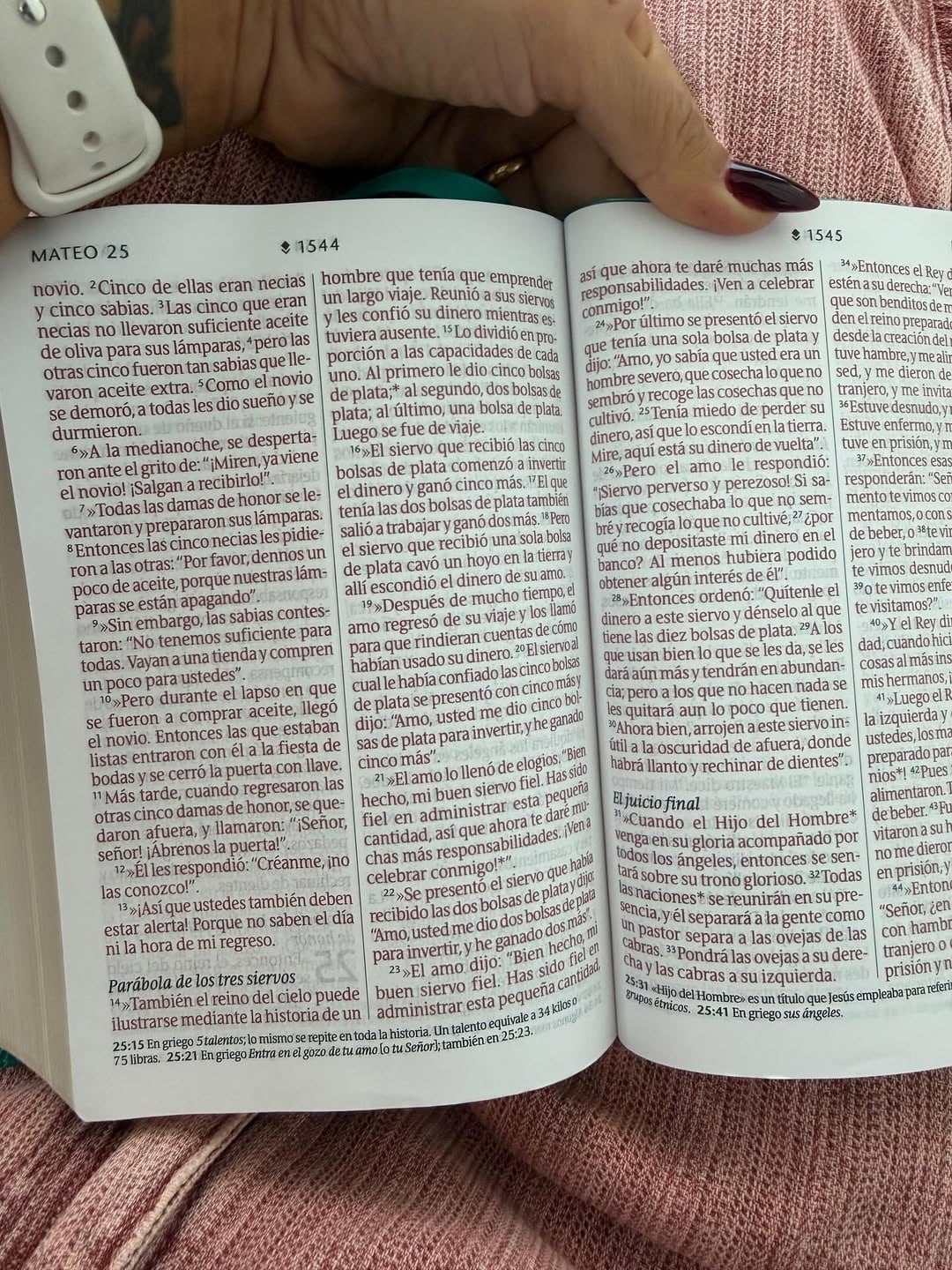 La mano de Antonela Roccuzzo sostiene una Biblia abierta en la