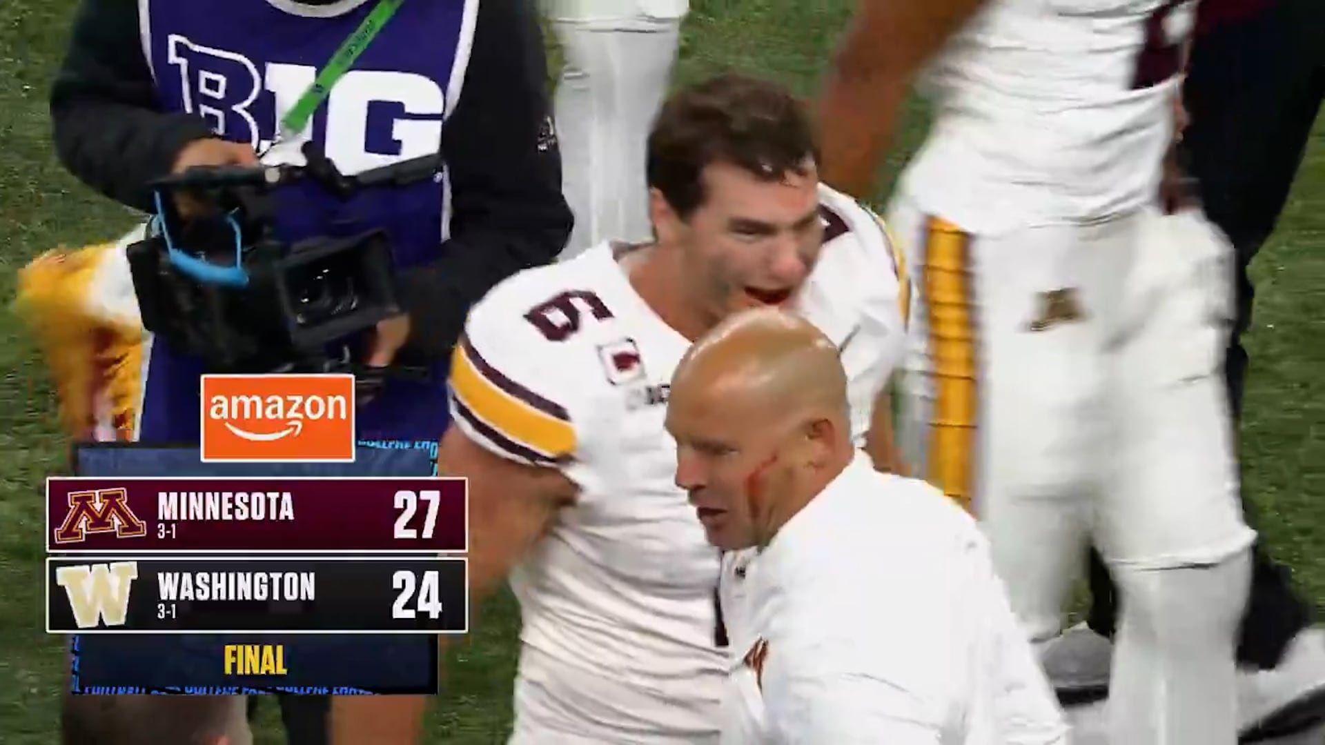 El entrenador P. J. Fleck y un jugador de Minnesota reaccionan en la cancha tras vencer por 27 a 24 a Washington en un partido de fútbol americano universitario.