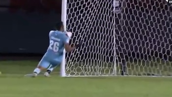 El video del gol en contra que derivó en una sanción de seis meses por amaño de partido a un arquero mundialista