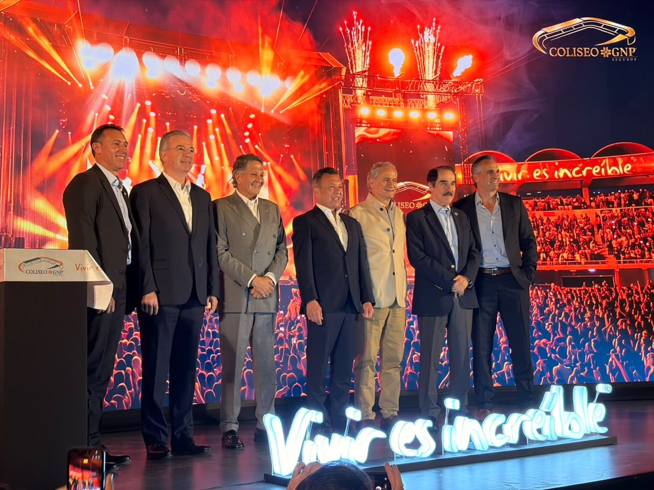 El gobernador Pablo Lemus, el alcalde Juan José Frangie, el rector Antonio Leaño Reyes y empresarios encabezaron el corte de listón del Coliseo GNP Seguros. (Foto: Ignacio Izquierdo / Infobae México)