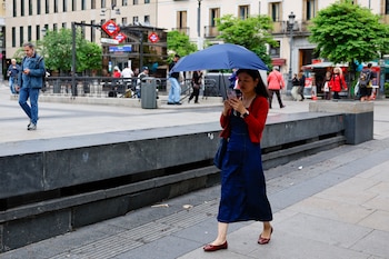 Una mujer camina con su paraguas por las calles de Madrid este miércoles. (Mariscal/EFE)