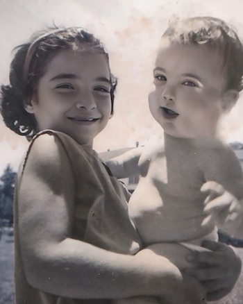 La futura estrella de la música latina con su querida hermana Rebecca, seis años menor