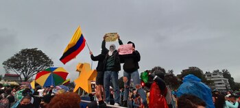 Ciudadanos celebran el triunfo del Pacto Histórico en las elecciones presidenciales 2022 - 2026 a las afueras del Movistar Arena en la tarde del domingo 19 de junio / (Luis Velandia)