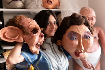 La artista y dos de sus máscaras