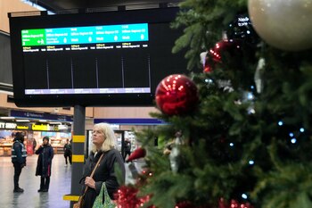 La gente espera debajo de