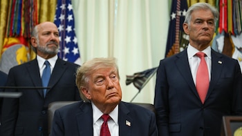 Trump afirma que él no hubiera puesto en libertad a los cinco detenidos cerca de la base británica de Fairford