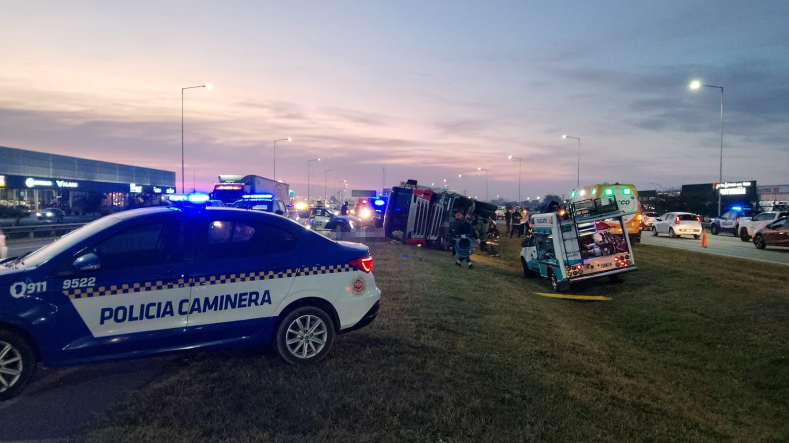 El camión salió de la calzada y volcó en una de las banquinas de la avenida Circunvalación