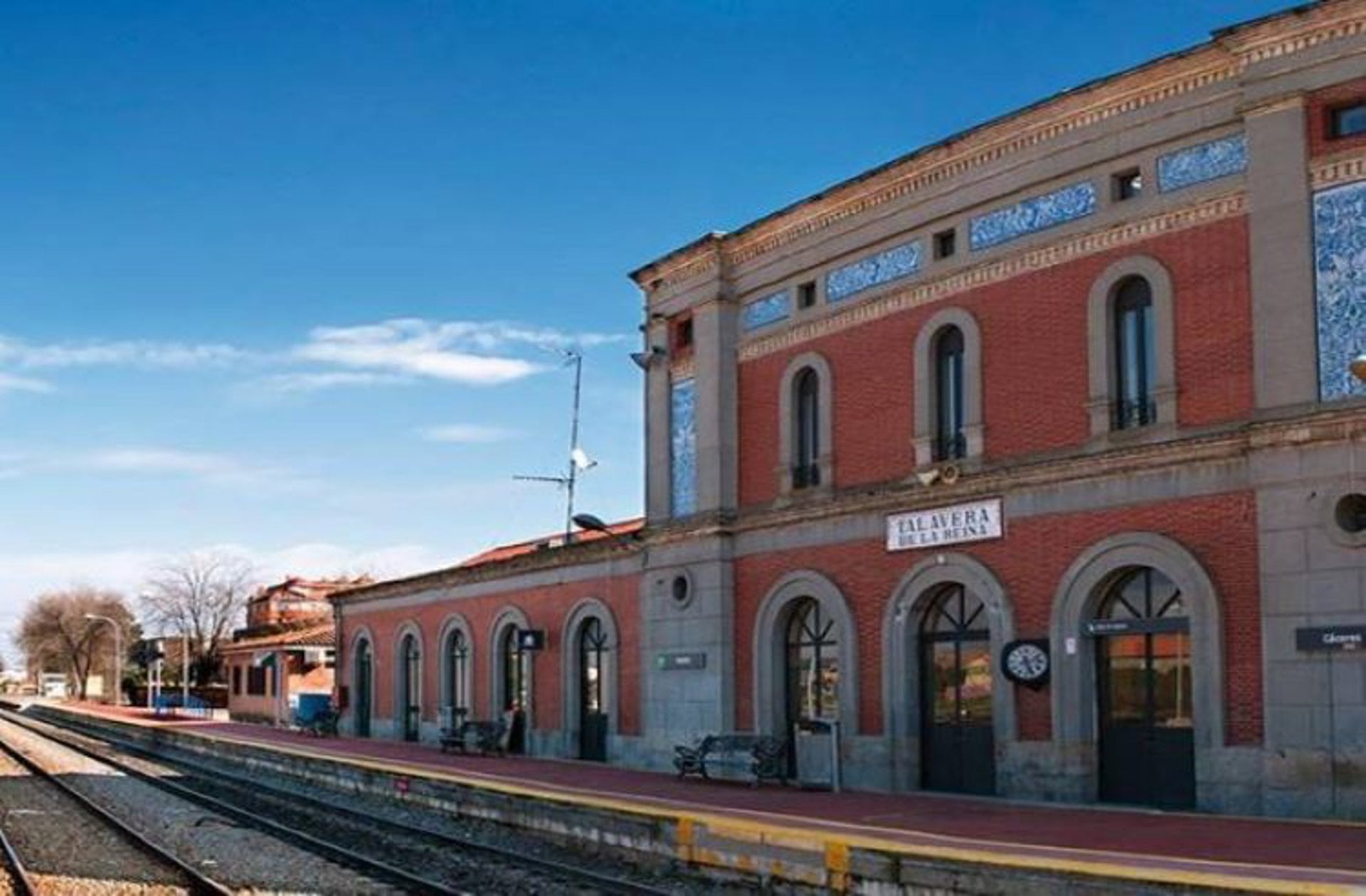 Muere un hombre tras ser arrollado su vehículo por un tren Alvia en Talavera de la Reina