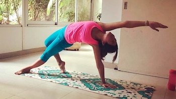 Anouk Castro practicando yoga