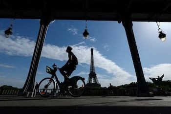 La infraestructura ciclista permanente y las redes seguras facilitaron el acceso a la bicicleta para mujeres, niños y personas mayores (REUTERS/Gonzalo Fuentes)