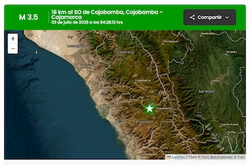 Mapa satelital de Perú con costa y montañas. Un marcador de estrella verde indica un punto en Cajamarca. Panel verde superior con magnitud y detalles del sismo. Controles de zoom