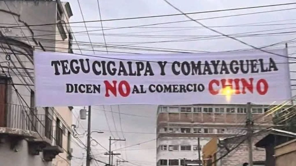Pancartas con consignas contrarias a la expansión de los negocios chinos aparecieron en diversos sectores de Tegucigalpa y Comayagüela.