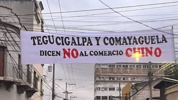 Pancartas con consignas contrarias a la expansión de los negocios chinos aparecieron en diversos sectores de Tegucigalpa y Comayagüela.