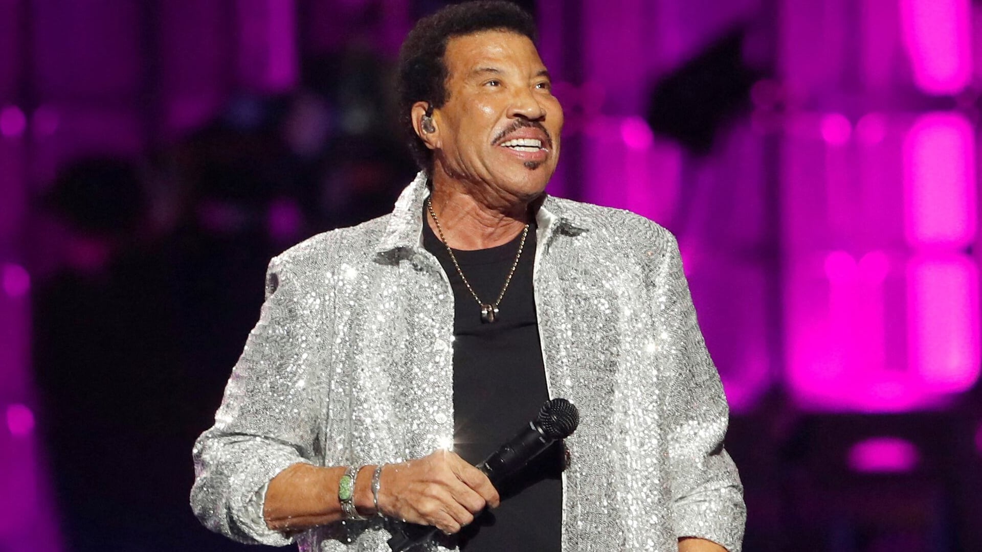 Durante uno de sus conciertos, Lionel Richie aseguró sentirse mareado y pidió sentarse para seguir cantando. (REUTERS)