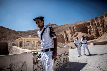 Un policía egipcio monta guardia