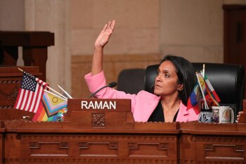 Nithya Raman intensifica campañas dirigidas al bloque latino a través de mensajes en español y presencia en barrios populares de la ciudad (Los Angeles Times)