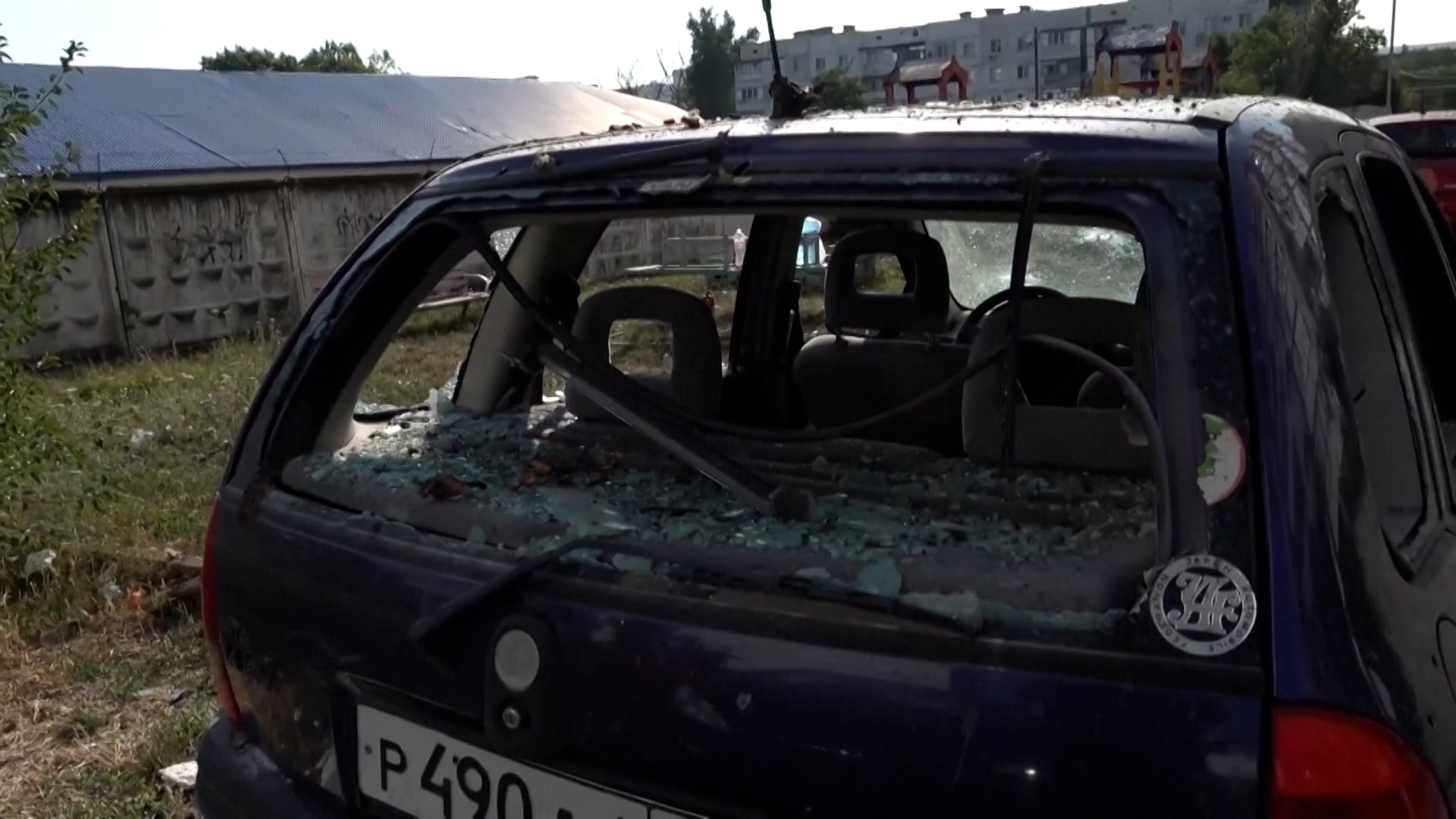 Imágenes en redes sociales mostraron edificios con ventanas voladas y autos calcinados. (Captura de video)