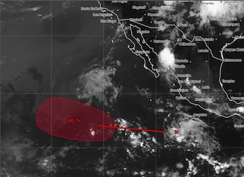 Mapa satelital monocromático de México y el Pacífico, con nubes, una X roja y una zona sombreada roja con el texto 80%