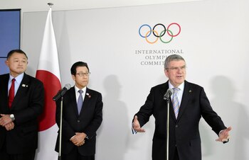 El presidente del Comité Olímpicos de Japón Yasuhiro Yamashita y el alcalde de Sapporo Katsuhiro Akimoto escuchan al presidente del COI Thomas Bach durante una conferencia de prensa en Lausana, Suiza l 11 de enero del 2020. (Masashi Inoue/Kyodo News via AP)