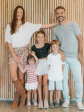 Paula Chaves y Pedro Alfonso junto a sus hijos Olivia, Baltazar y Filipa (Instagram)
