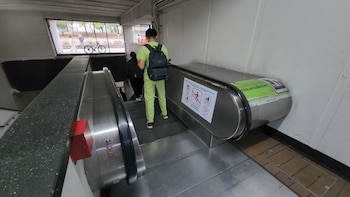 Las escaleras eléctricas del Metro CDMX facilitan la movilidad dentro de las estaciones; el organismo pidió utilizarlas correctamente para prevenir accidentes y evitar afectaciones en su funcionamiento